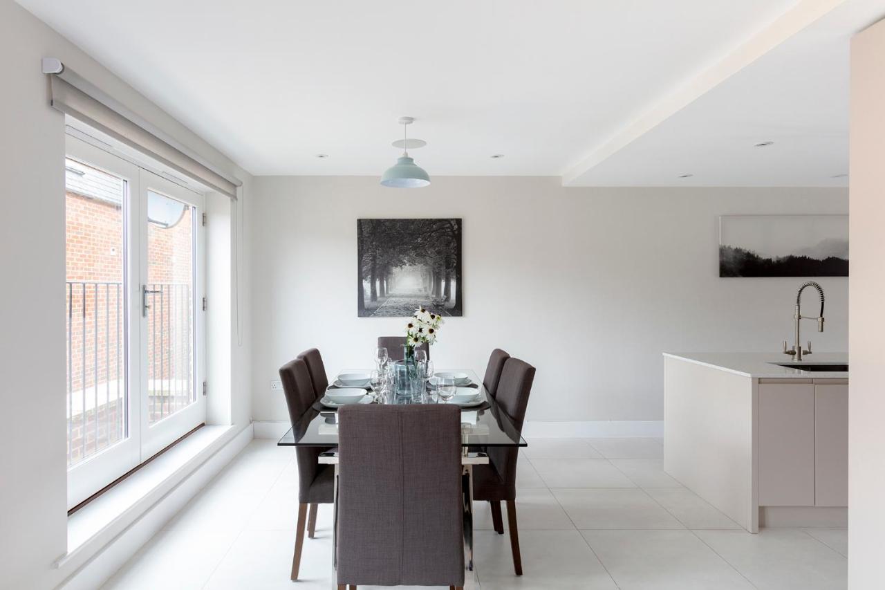 Immaculate Central Windsor Town House With Parking Zewnętrze zdjęcie